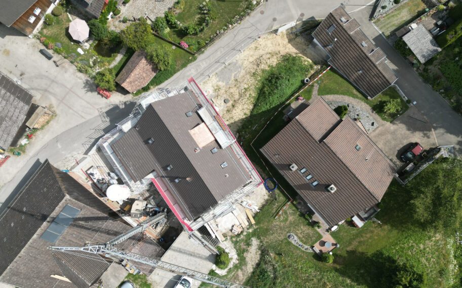 Ersatzneubau Wohnhaus Zweideln: Luftaufnahme der Baustelle von BENIMAG Baumanagement AG, Bauausführung des Hauses mit Steildach.